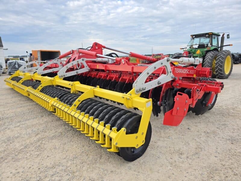 Pottinger Terradisc 8001T 26′ w. Rubber Pack Roller