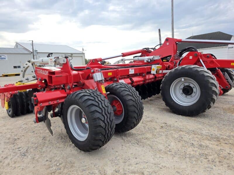 Pottinger Terradisc 8001T 26′ w. Rubber Pack Roller