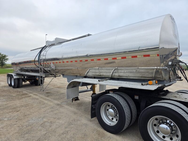 U-4834 1993 Krohnert 7200 Gallon Stainless Steel Semi Tanker