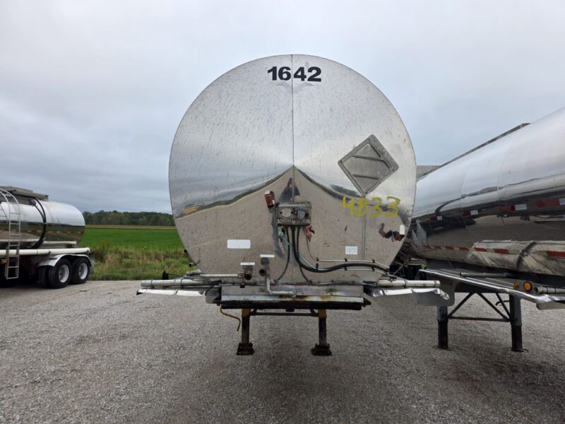 U-4833 1993 Krohnert 6800 Gallon Stainless Steel Semi Tanker