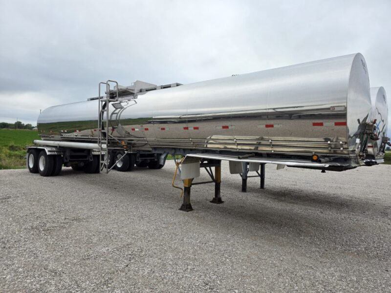 U-4833 1993 Krohnert 6800 Gallon Stainless Steel Semi Tanker