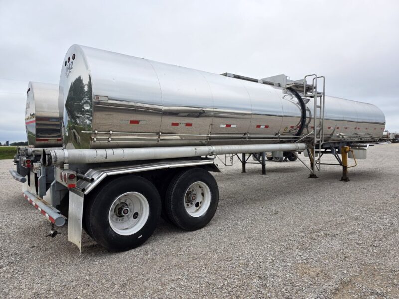 U-4833 1993 Krohnert 6800 Gallon Stainless Steel Semi Tanker