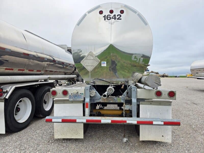 U-4833 1993 Krohnert 6800 Gallon Stainless Steel Semi Tanker