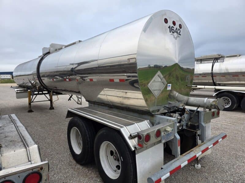 U-4833 1993 Krohnert 6800 Gallon Stainless Steel Semi Tanker