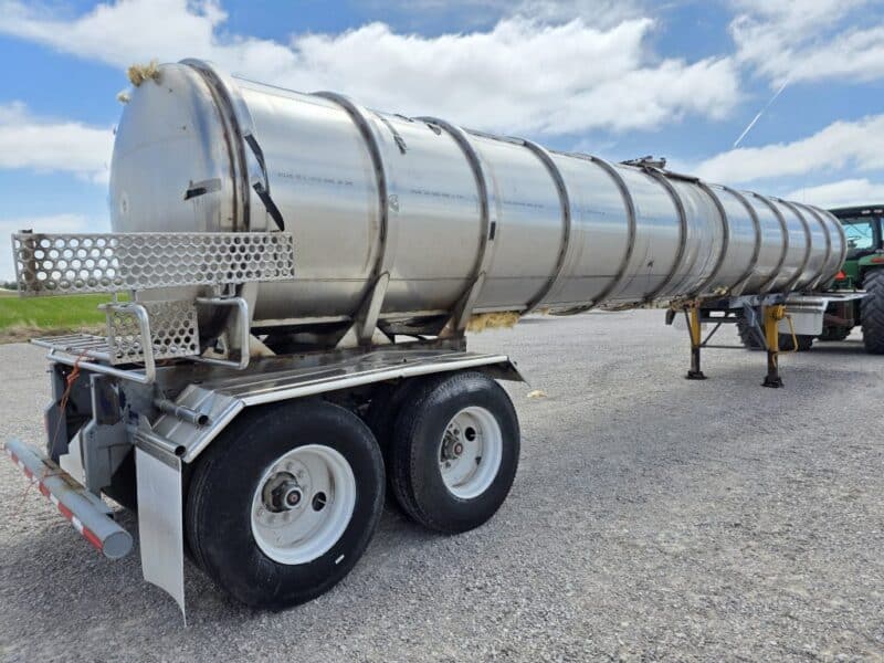 U-4833 1993 Krohnert 6800 Gallon Stainless Steel Semi Tanker