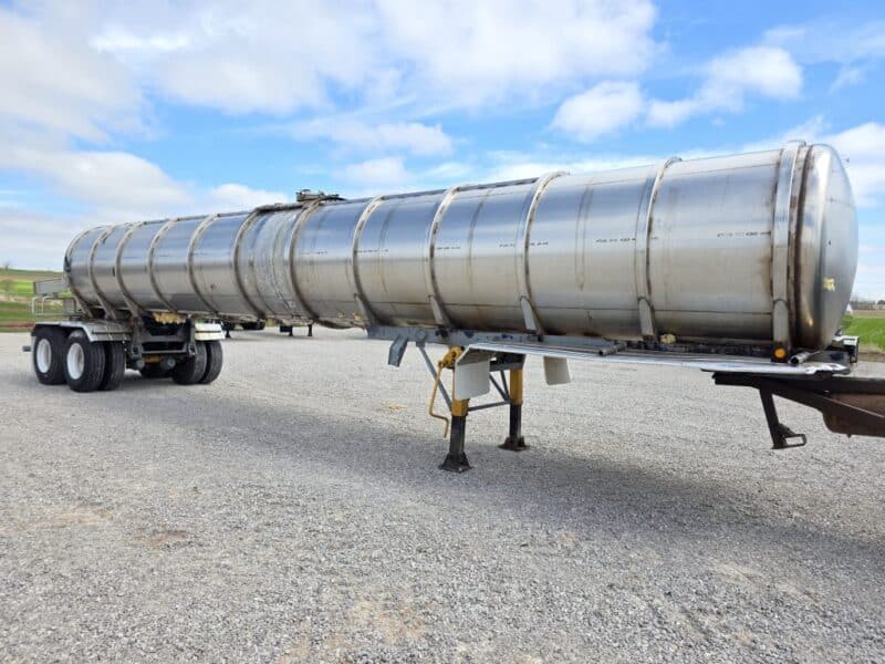 U-4833 1993 Krohnert 6800 Gallon Stainless Steel Semi Tanker