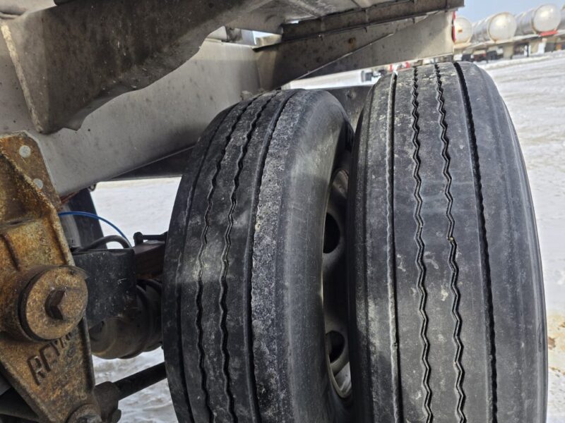 U-4851 1990 Heil 7000 Gallon Stainless Steel Semi Tanker