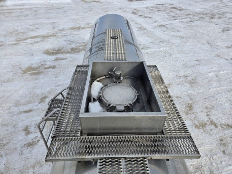 U-4851 1990 Heil 7000 Gallon Stainless Steel Semi Tanker