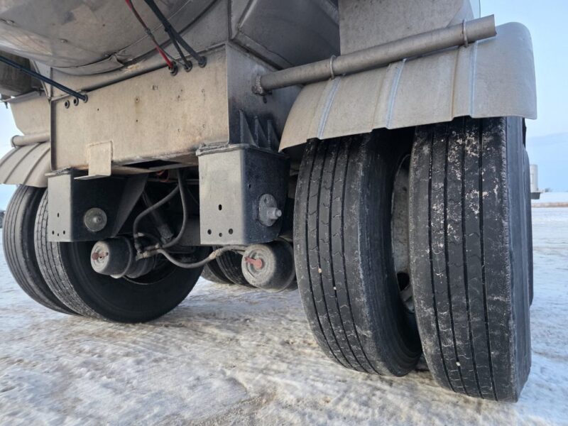 U-4856 1998 Bulk 7000 Gallon Stainless Steel Semi Tanker