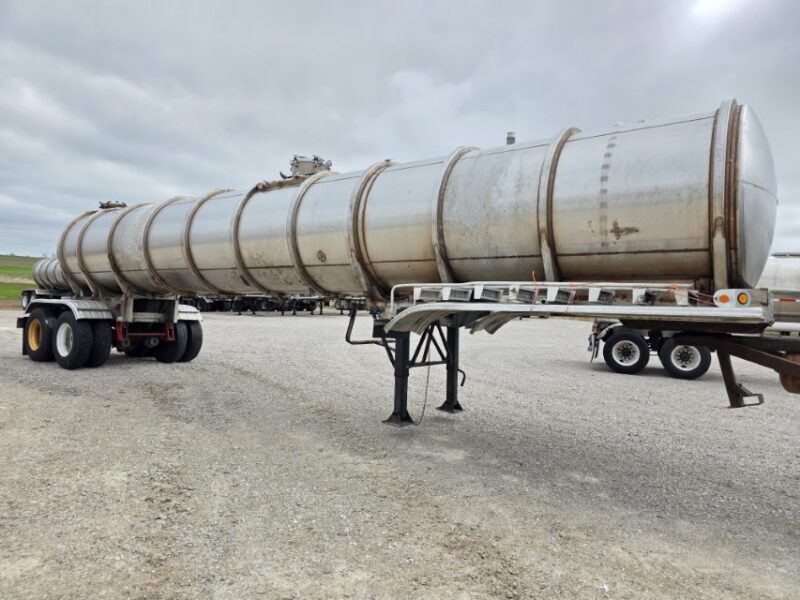 U-4858 1987 Fruehauf 6500 Gallon Stainless Steel Semi Tanker