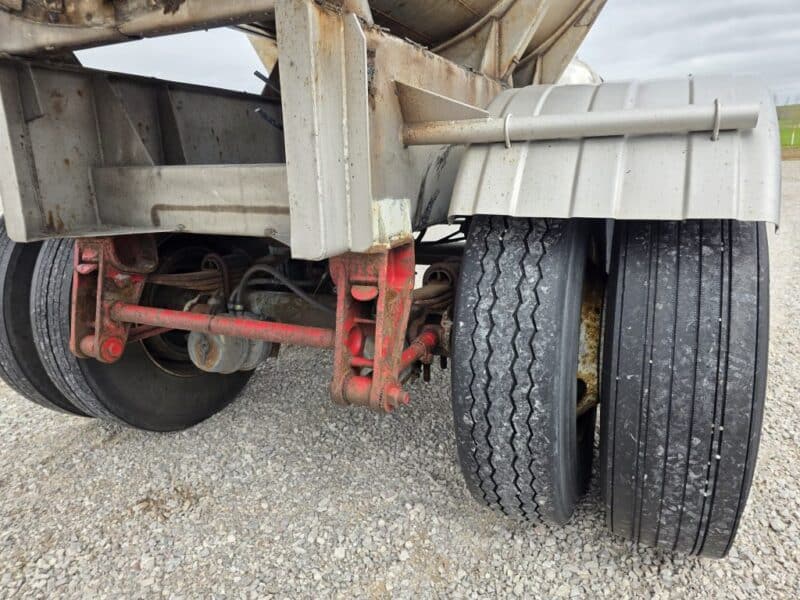 U-4858 1987 Fruehauf 6500 Gallon Stainless Steel Semi Tanker