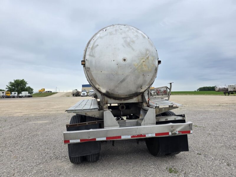 U-4851 1990 Heil 7000 Gallon Stainless Steel Semi Tanker