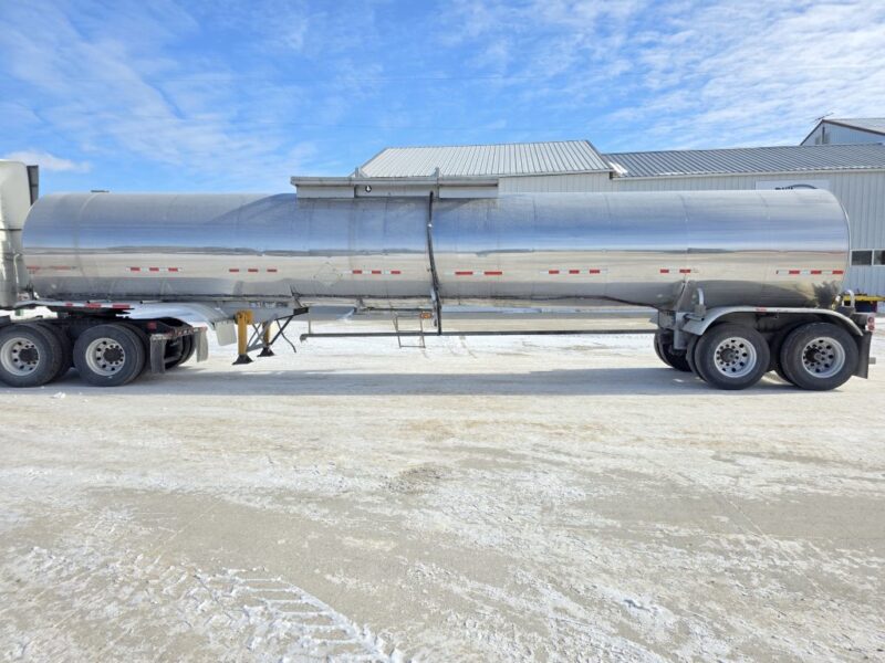 U-4865 1996 Bulk 7000 Gallon Stainless Steel Semi Tanker