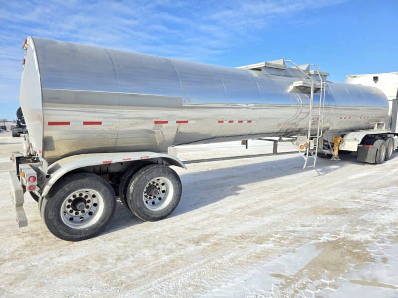 U-4865 1996 Bulk 7000 Gallon Stainless Steel Semi Tanker