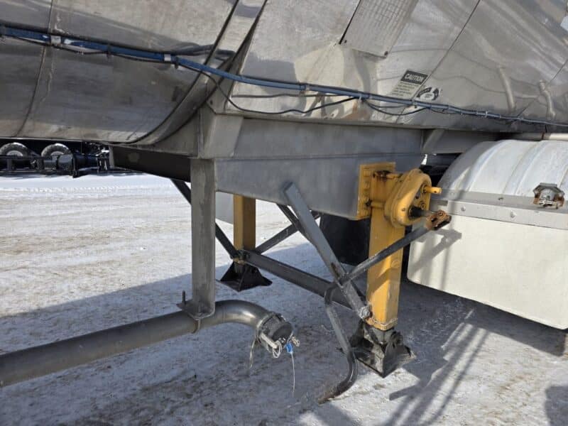 U-4865 1996 Bulk 7000 Gallon Stainless Steel Semi Tanker