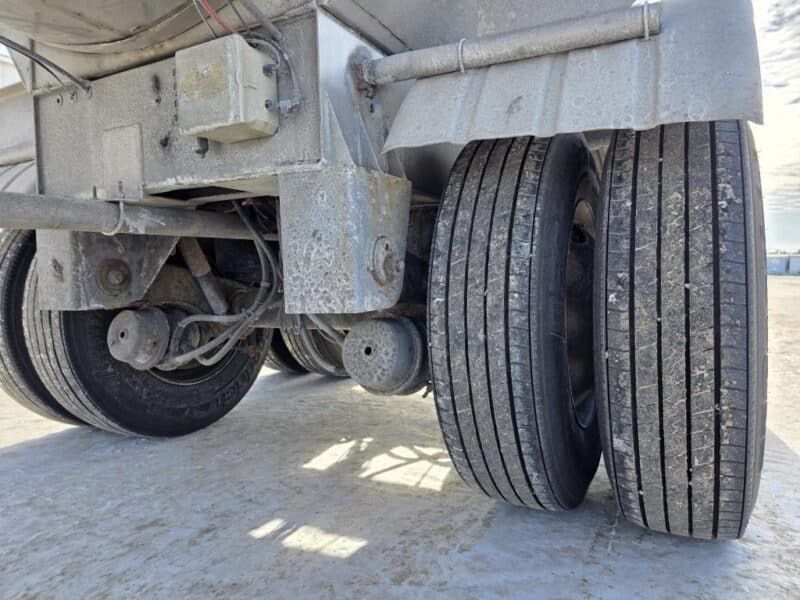 U-4865 1996 Bulk 7000 Gallon Stainless Steel Semi Tanker