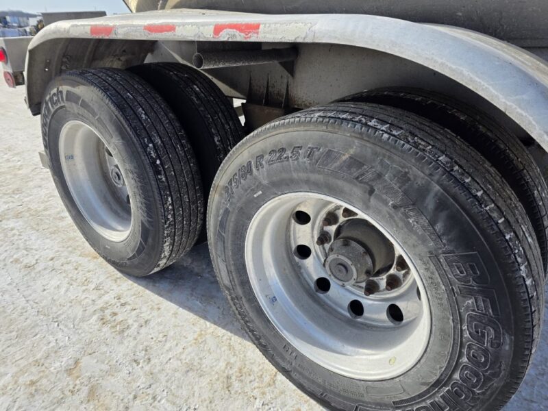 U-4865 1996 Bulk 7000 Gallon Stainless Steel Semi Tanker