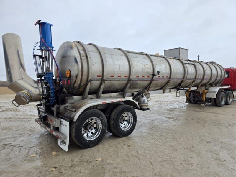 U-4865 1996 Bulk 7000 Gallon Stainless Steel Semi Tanker