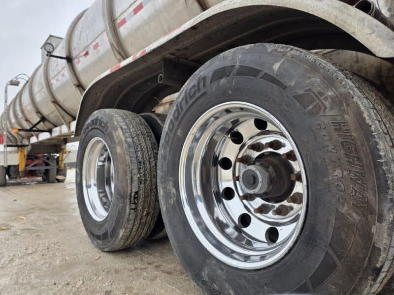 U-4865 1996 Bulk 7000 Gallon Stainless Steel Semi Tanker