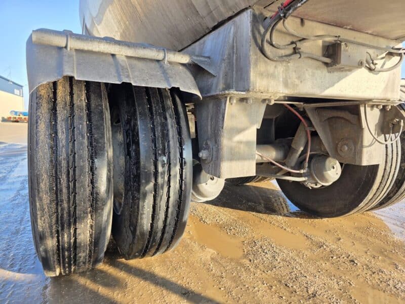 U-4863 1990 Bar-Bel 7000 Gallon Stainless Steel Semi Tanker