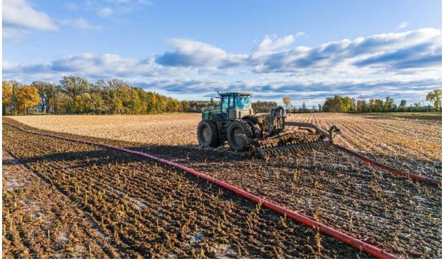 Agricultural manure equipment applying liquid manure using drag hose system to reduce soil compaction on large farms