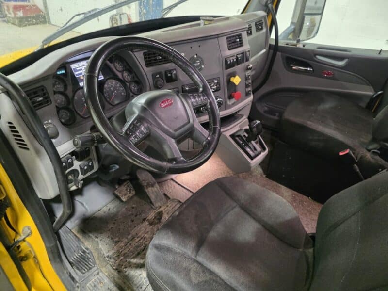 2017 Peterbilt 579 Day Cab, 455HP Paccar MX13 w. 618,116 Miles