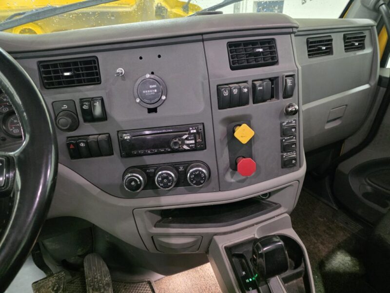 2017 Peterbilt 579 Day Cab, 455HP Paccar MX13 w. 618,116 Miles