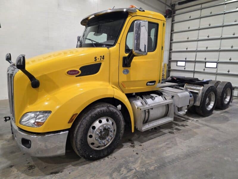 2017 Peterbilt 579 Day Cab, 455HP Paccar MX13 w. 618,116 Miles