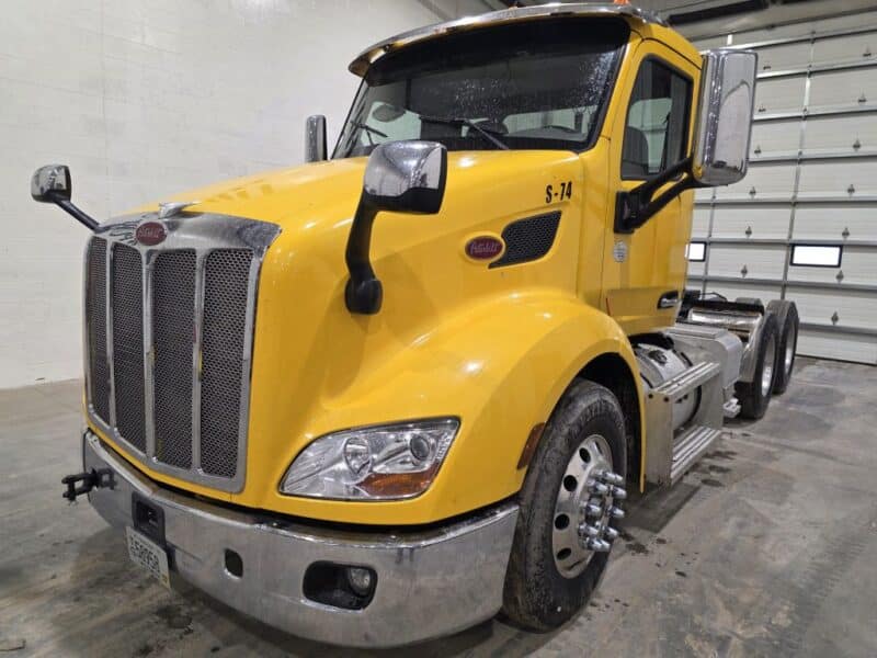 2017 Peterbilt 579 Day Cab, 455HP Paccar MX13 w. 618,116 Miles