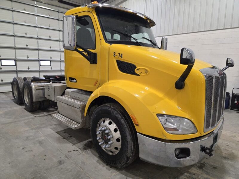 2017 Peterbilt 579 Day Cab, 455HP Paccar MX13 w. 618,116 Miles