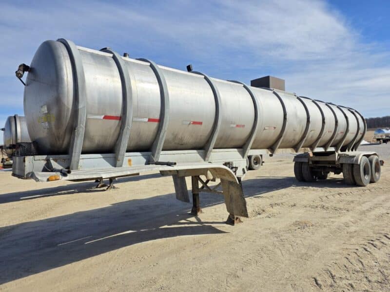 U-4873 Single 12″ Swivel Pipe 6500 Gallon Stainless Steel Semi Tanker