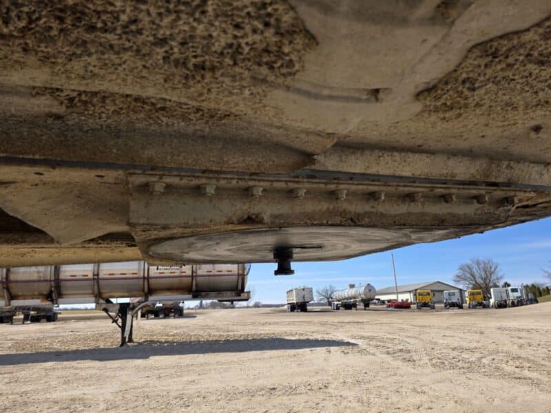 U-4873 Single 12″ Swivel Pipe 6500 Gallon Stainless Steel Semi Tanker