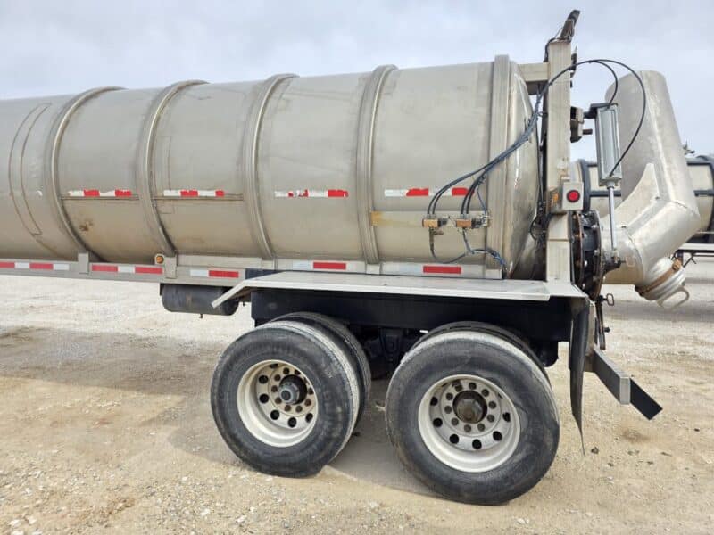 U-4870 20in Swivel Pipe 8500 Gallon Stainless Steel Semi Tanker
