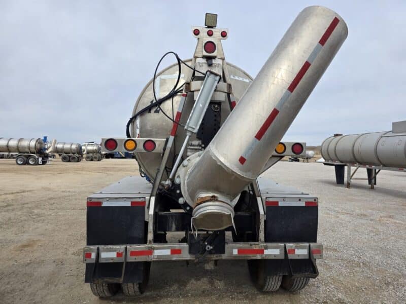 U-4870 20in Swivel Pipe 8500 Gallon Stainless Steel Semi Tanker