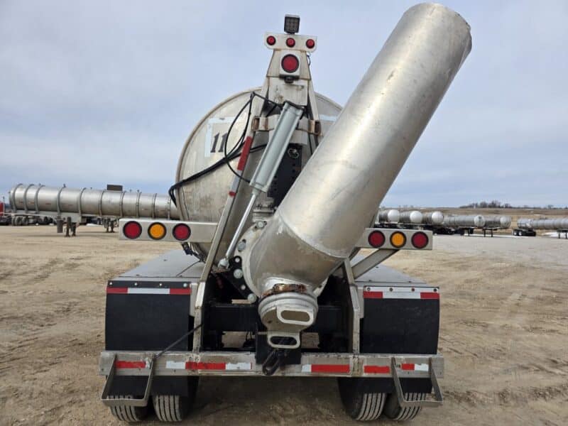 U-4869 20in Swivel Pipe 8500 Gallon Stainless Steel Semi Tanker