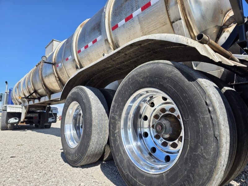 20″ Swivel Tube U-184 1995 Beall 6700 Gallon Stainless Steel Semi Tanker