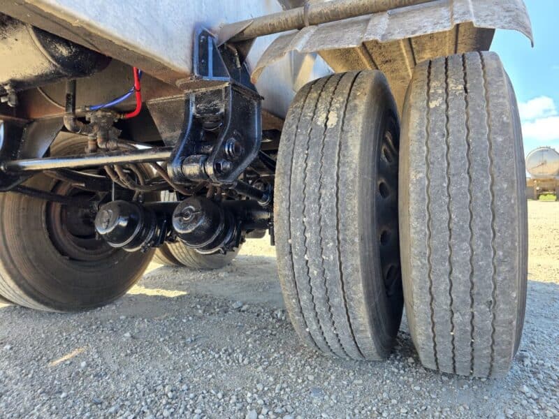 20″ Swivel Tube U-184 1995 Beall 6700 Gallon Stainless Steel Semi Tanker