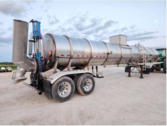 Stainless steel manure tanker used for large-scale livestock farms to transport liquid manure.