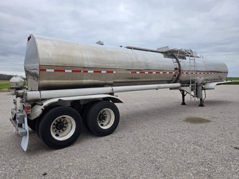 U-4881 1997 Polar 5500 Gallon Stainless Steel Semi Tanker