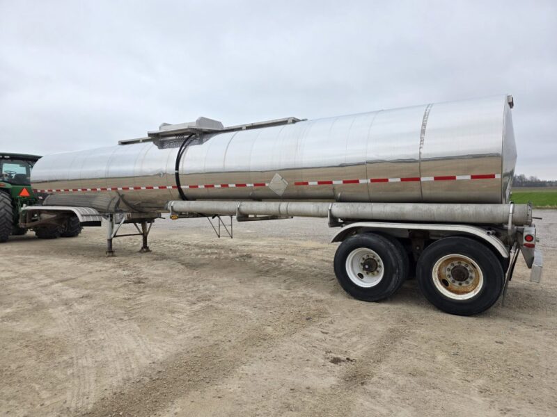 U-4879 1992 Barbel 7000 Gallon Stainless Steel Semi Tanker