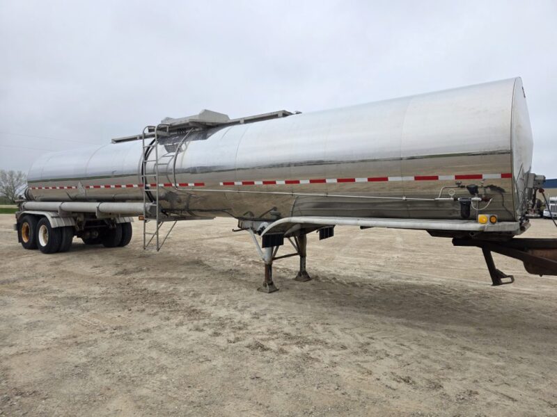 U-4879 1992 Barbel 7000 Gallon Stainless Steel Semi Tanker