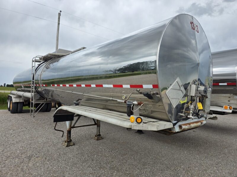 U-4879 1992 Barbel 7000 Gallon Stainless Steel Semi Tanker