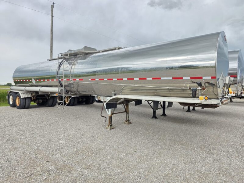 U-4879 1992 Barbel 7000 Gallon Stainless Steel Semi Tanker