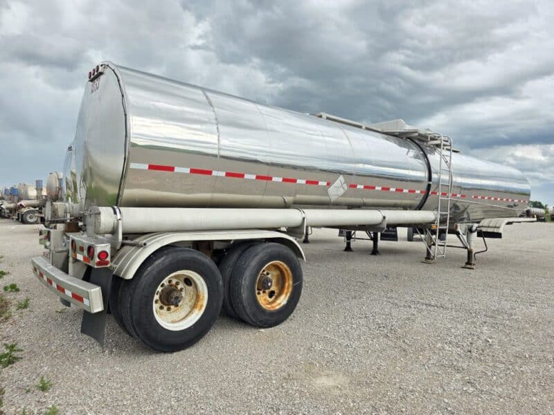 U-4879 1992 Barbel 7000 Gallon Stainless Steel Semi Tanker