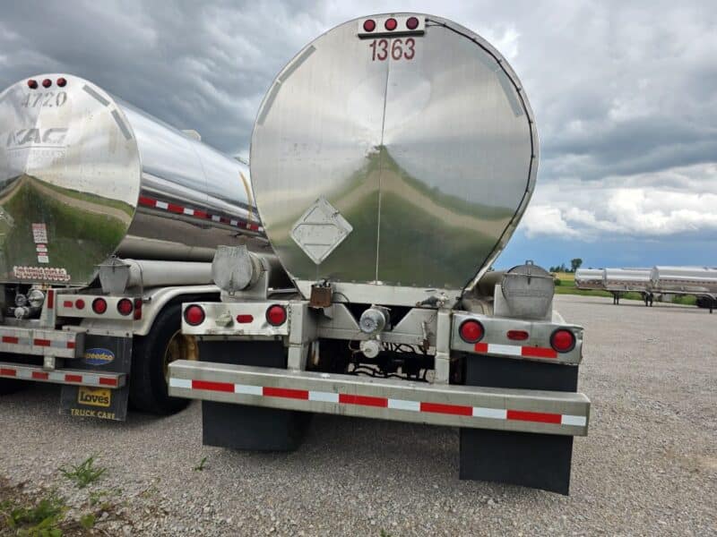 U-4879 1992 Barbel 7000 Gallon Stainless Steel Semi Tanker