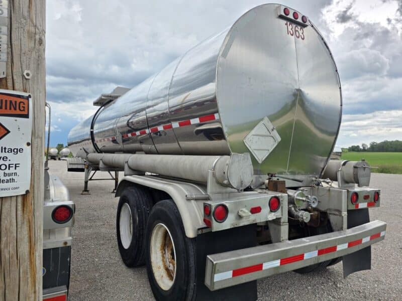 U-4879 1992 Barbel 7000 Gallon Stainless Steel Semi Tanker