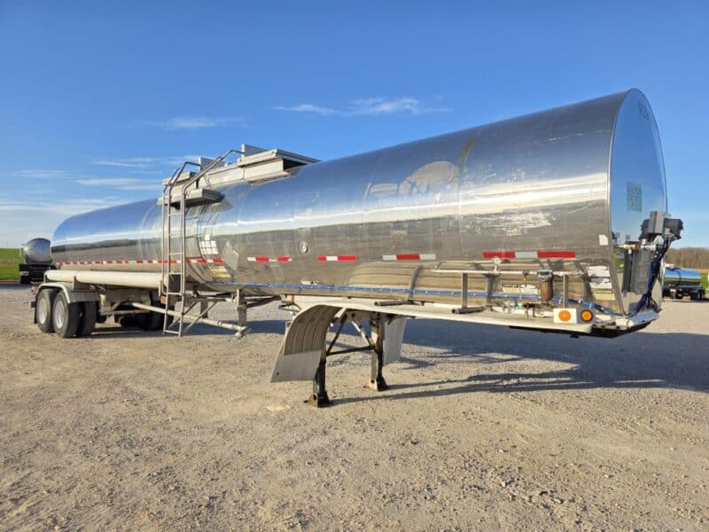 U-4882 1995 Bulk 7000 Gallon Stainless Steel Semi Tanker