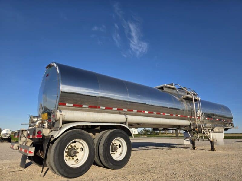 U-4882 1995 Bulk 7000 Gallon Stainless Steel Semi Tanker