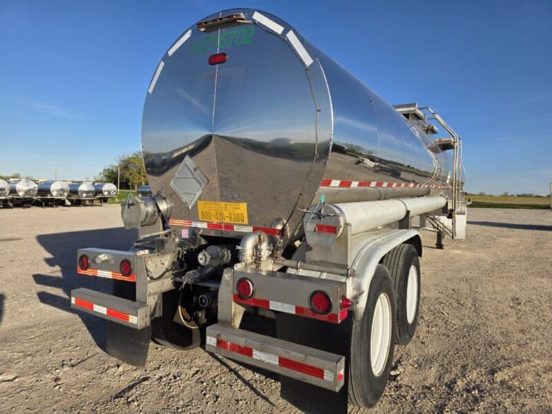 U-4882 1995 Bulk 7000 Gallon Stainless Steel Semi Tanker