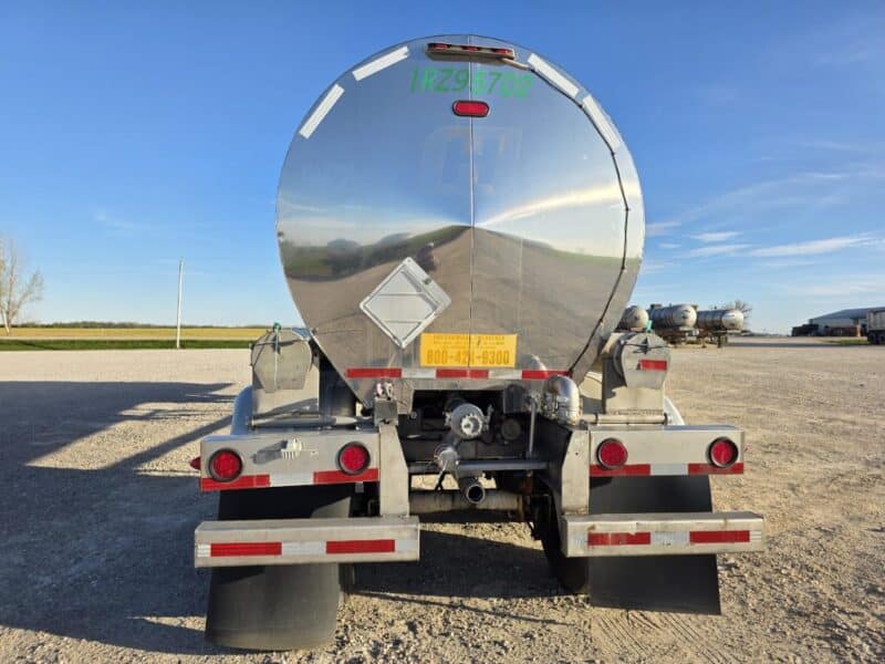 U-4882 1995 Bulk 7000 Gallon Stainless Steel Semi Tanker